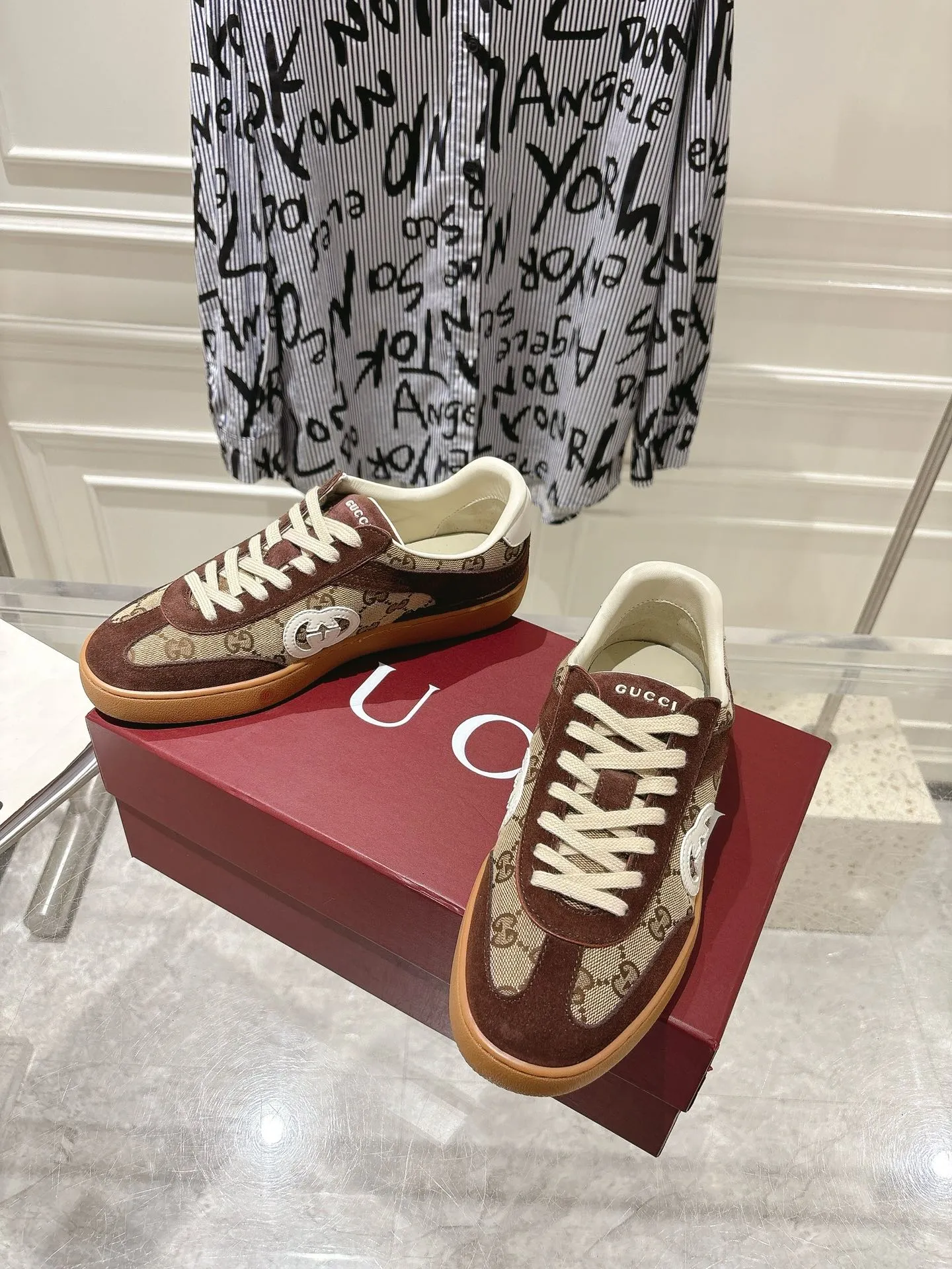👟👟Ex-factory price 540👟👟Men's size +10 New upgraded version🔥Gucci 2024 new white shoes casual shoes hot recommendation, original TPU soles, original fabrics, original sheepskin lining sheepskin feet🔥Original cover craftsmanship is reproduced one to one! The pursuit of ultimate comfort! 🔥🔥 [Love] Fabric: Imported cow suede + mesh [Love] Packing: Counter-matched red shoe box ➕ Aviation airplane box [Love] Code number: 35-45